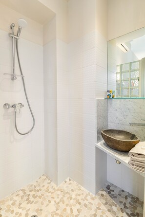 Shower, hair dryer, towels, soap - Market Square (Beaulieu-sur-Mer)