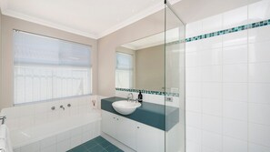 Bathtub, towels - Bussell Hideaway Haven (West Busselton)