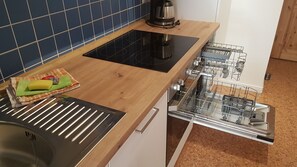 Kühlschrank, Ofen, Herdplatte, Geschirrspüler