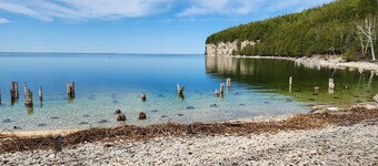 Hot Tub House Kipling Cottages Deck Fire Pit 2 bed/ 1 bath Smart TVs WiFi