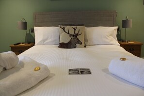 Deluxe tweepersoonskamer, en-suite badkamer | Lakens van Egyptisch katoen, luxe beddengoed, geluiddichte muren