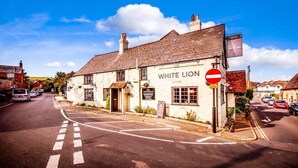 A traditional white building with a sign reading "WHITE LION NITON." - The White Lion (Ventnor)