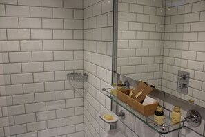 Standard Double Room, Ensuite | Egyptian cotton sheets, premium bedding, soundproofing - The White Lion (Ventnor)