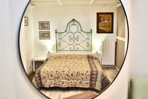 2 bedrooms, desk, iron/ironing board, WiFi - Romantic home, from the skylights, you can contemplate the sky and the stars. (Lucca)