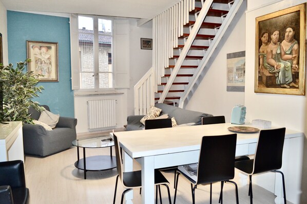 Interior - Romantic home, from the skylights, you can contemplate the sky and the stars. (Lucca)