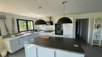 Een microgolfoven, een oven, een kookplaat, een vaatwasser