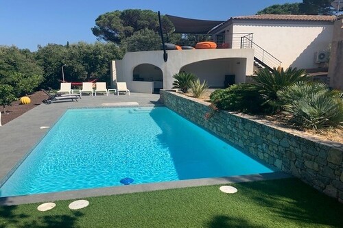Elegant villa with private pool, unobstructed view, 20 min. walk to the sea.