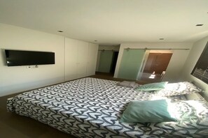 4 bedrooms, iron/ironing board, WiFi