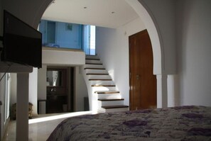 3 habitaciones, tabla de planchar con plancha, wifi y ropa de cama