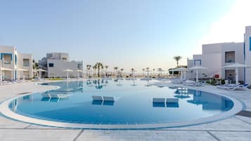 4 piscines extérieures