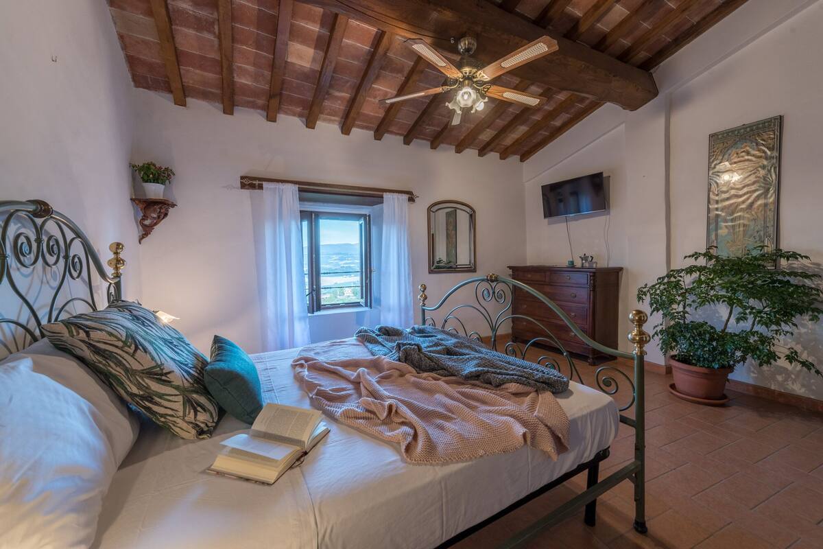 Double Room | Iron/ironing board, travel crib, WiFi (free), individually decorated