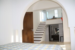 6 bedrooms, desk, iron/ironing board, free WiFi