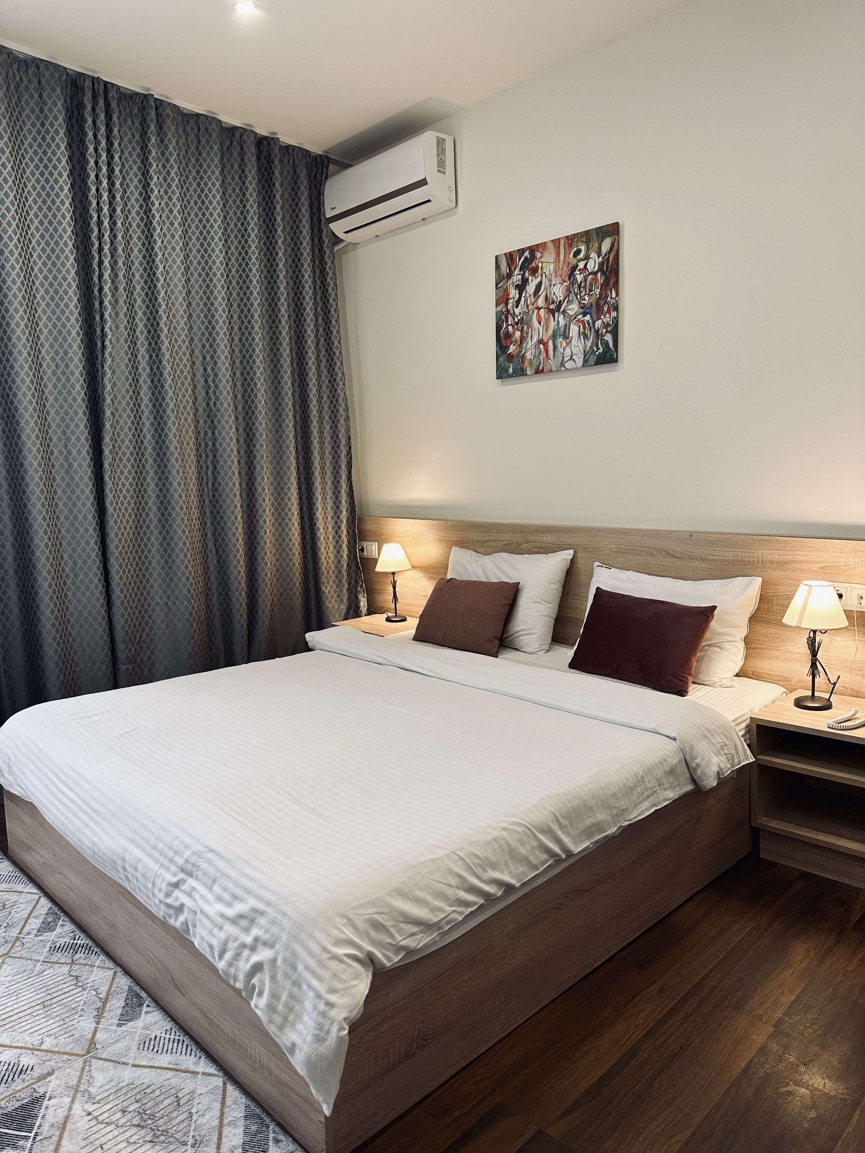 标准房 | 羽绒被、加厚床垫、客房内保险箱、办公桌