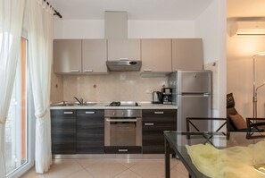 Frigorífico, horno, placa de cocina y cafetera o tetera
