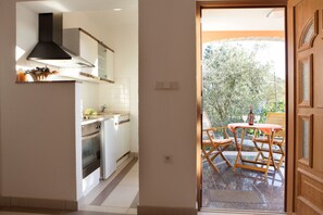 Fridge, oven, stovetop, coffee/tea maker