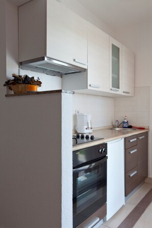 Réfrigérateur, four, plaque de cuisson, cafetière/bouilloire