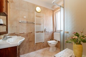 Shower, towels