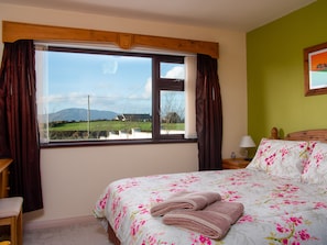 2 bedrooms, travel cot, free WiFi, bed sheets - A Fourteen (Kilkeel, Newry)