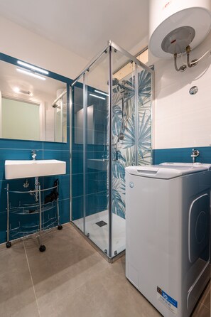 Shower, hair dryer, bidet, towels - Via Toledo 55 - Apartment 5 people in the heart of Naples (Napoli)