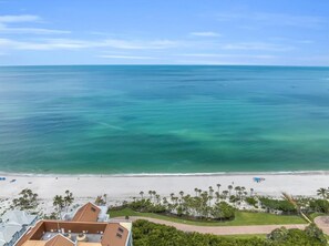 Una spiaggia nelle vicinanze, lettini da mare, teli da spiaggia