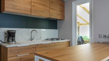 Premium Mobile Home | Private kitchen | Fridge, microwave, stovetop, cookware/dishes/utensils
