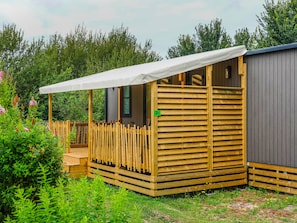A wooden cabin with a covered porch and a number 39 sign. - Camping le Dolmen (Carnac)