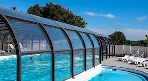 Indoor pool, seasonal outdoor pool, pool loungers - Camping le Dolmen (Carnac)