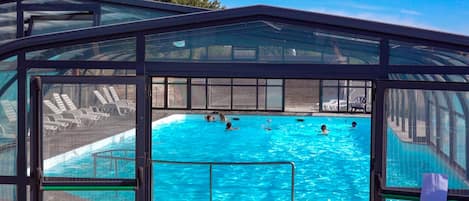 Inomhuspool, en sÀsongsöppen utomhuspool och solstolar