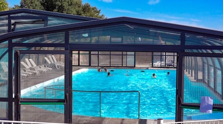 Una piscina techada, una piscina al aire libre de temporada