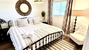 1 slaapkamer, een bureau, een strijkplank/strijkijzer, wifi