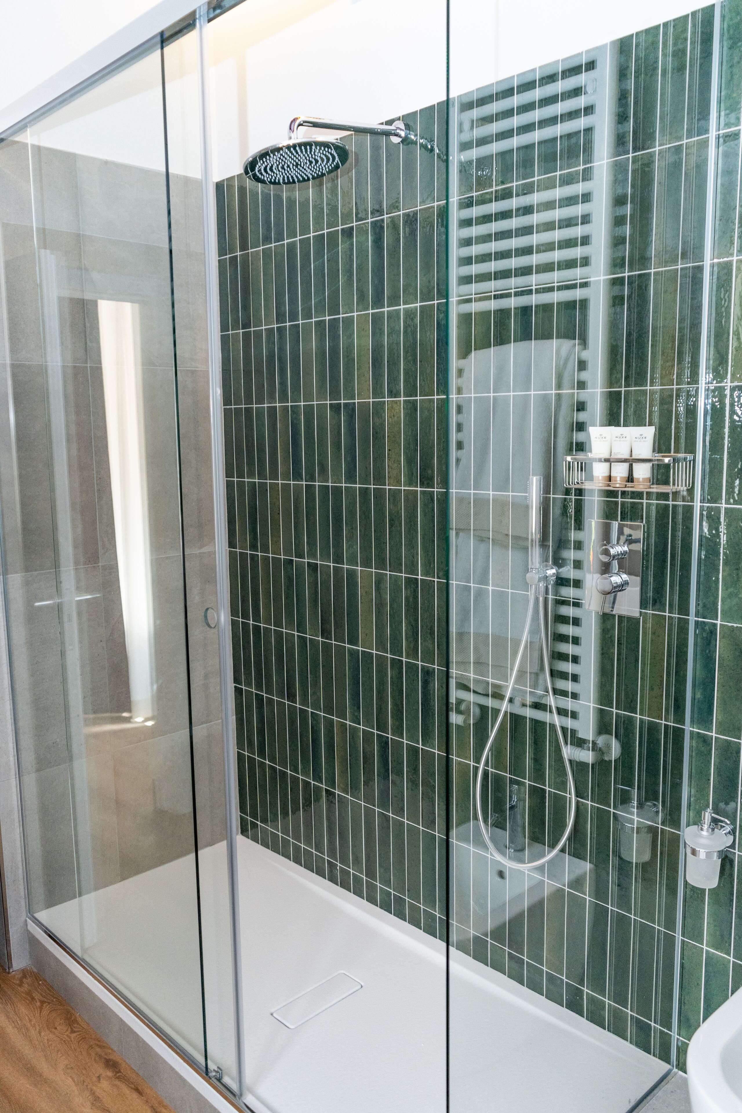 Luxury-Zimmer | Badezimmer | Dusche, kostenlose Toilettenartikel, Haartrockner, Hausschuhe