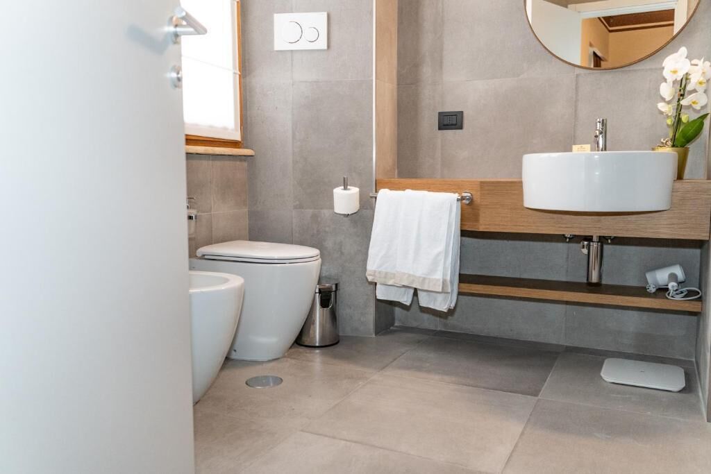 Ein modernes Badezimmer mit Toilette, Bidet und Waschbecken.