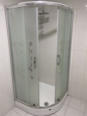 家庭公寓 | 浴室 | 淋浴设施、旋水按摩花洒、免费洗浴用品、拖鞋