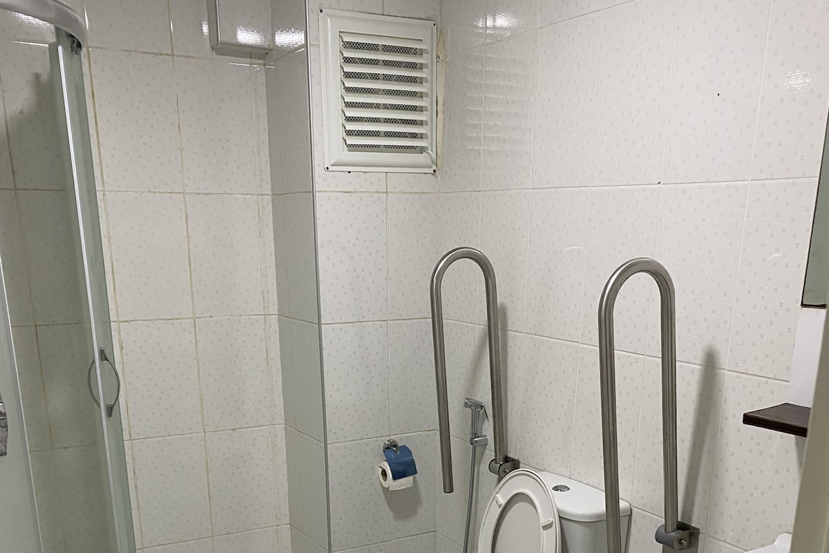 Shower, hydromassage showerhead, free toiletries, slippers