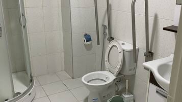 Shower, hydromassage showerhead, free toiletries, slippers