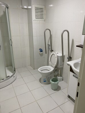 Shower, hydromassage showerhead, free toiletries, slippers - Dream Private Home  (Istanbul)