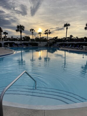 Alberca al aire libre y alberca climatizada