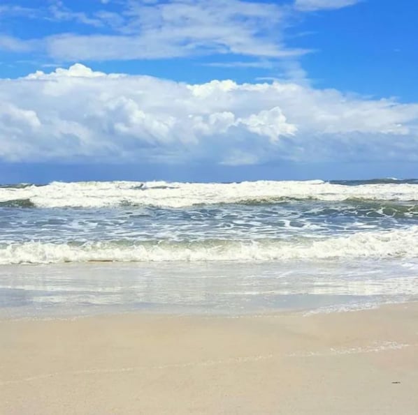 A beach with waves and a clear sky. - The New Sailor- BeachFront, 2 pools, 5 jacuzzis (St. Augustine)