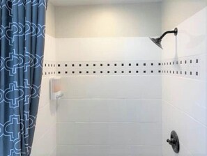 Haartrockner, Handtücher, Seife, Shampoo