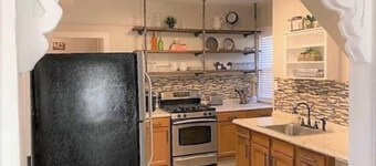 Cozy Carriage House - Downtown