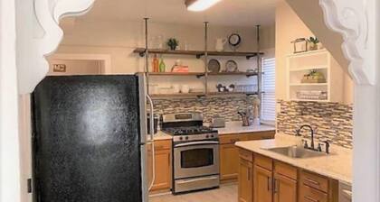 Cozy Carriage House - Downtown