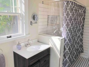 Hair dryer, towels, soap, shampoo - Frank's Flat (Colorado Springs)