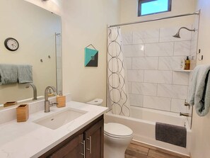 Badewanne, Haartrockner, Handtücher