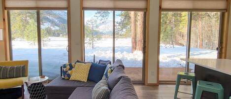 Televisión, reproductor de DVD, libros y oficina