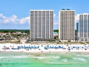 Na praia, espreguiçadeiras, toalhas de praia 