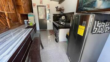 Frigorífic i utensilis de cuina, vaixella i coberteria