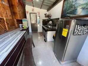 Fridge, cookware/dishes/utensils