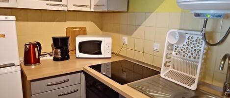 Fridge, microwave, stovetop, coffee/tea maker