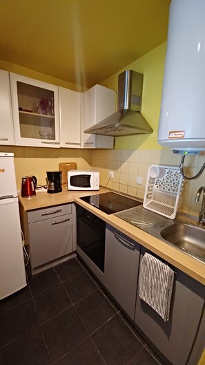 Réfrigérateur, micro-ondes, plaque de cuisson, cafetière/bouilloire