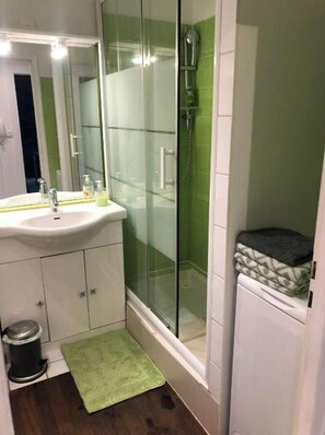 Sèche-cheveux, serviettes fournies, savon, shampoing